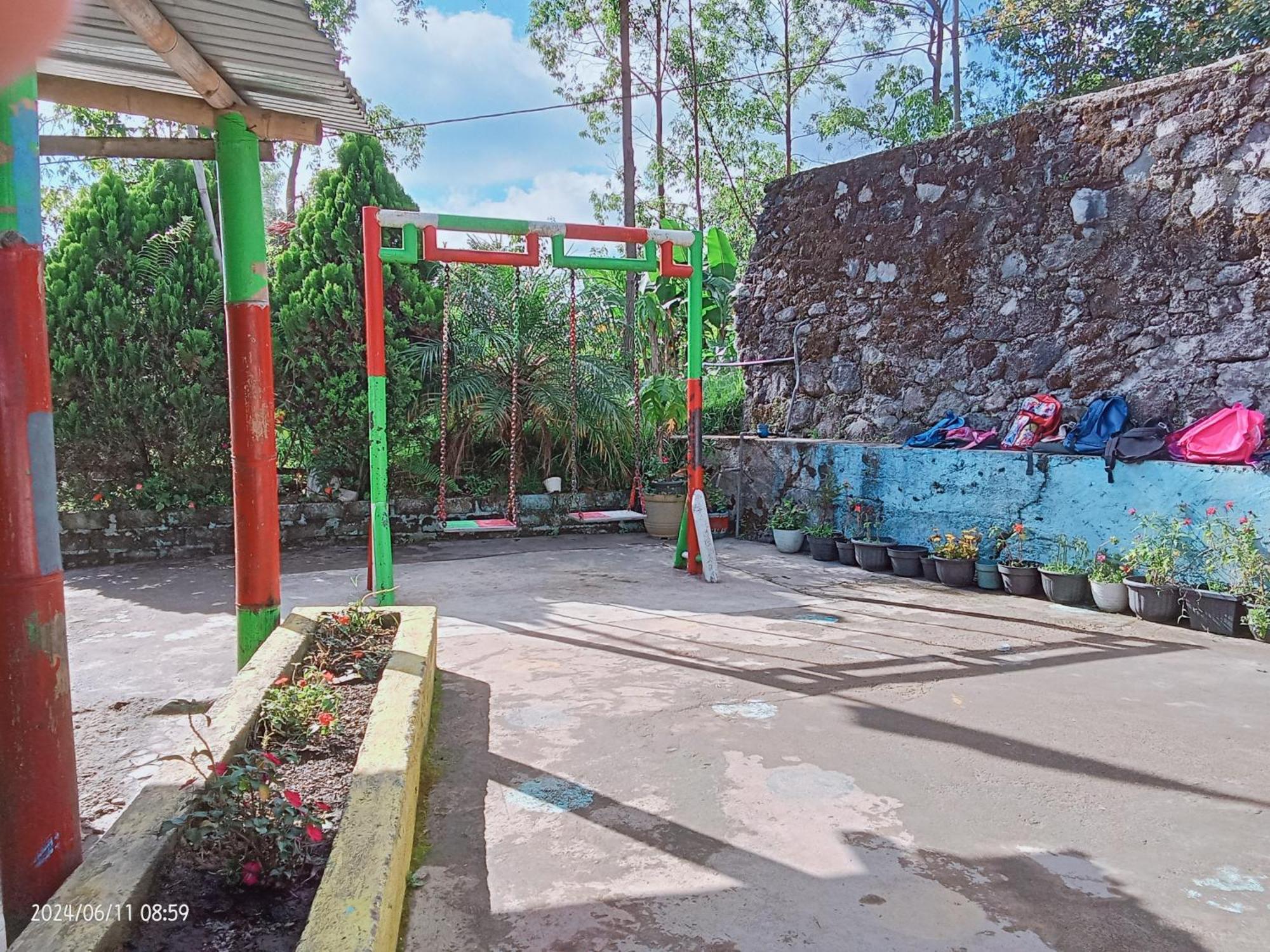 Petra Homestay Bangka Leda Ruteng Kültér fotó